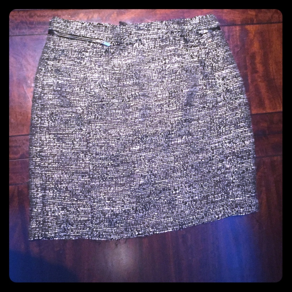 H&M dressy mini skirt black & white tones. Size 4